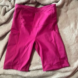 Athleta Salutation Stash Shorts (7”)